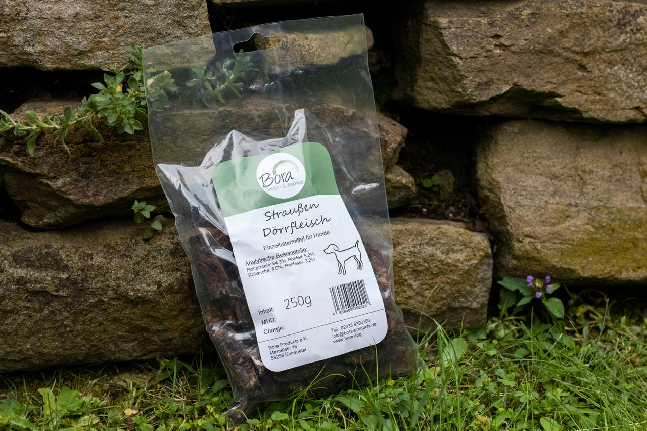 Leckeres und knackiges Straußen Dörrfleisch in unserer einfachen, recycelbaren Verpackung