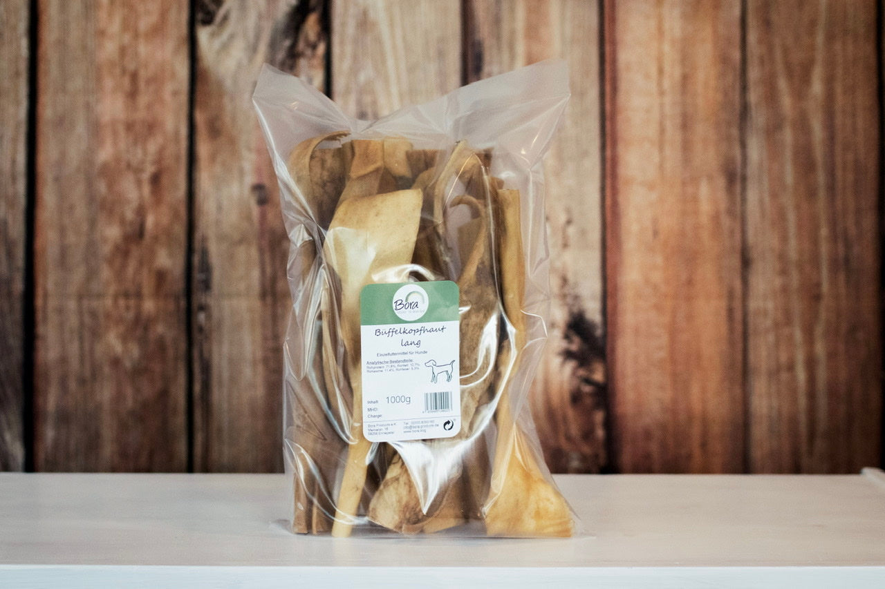 Unsere Büffelkopfhaut für Hunde in einfacher, zu 100% recycelbarer Verpackung.