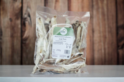 Kaninchenohren mit Fell für Hunde in unserer einfachen, zu 100% recycelbaren Verpackung