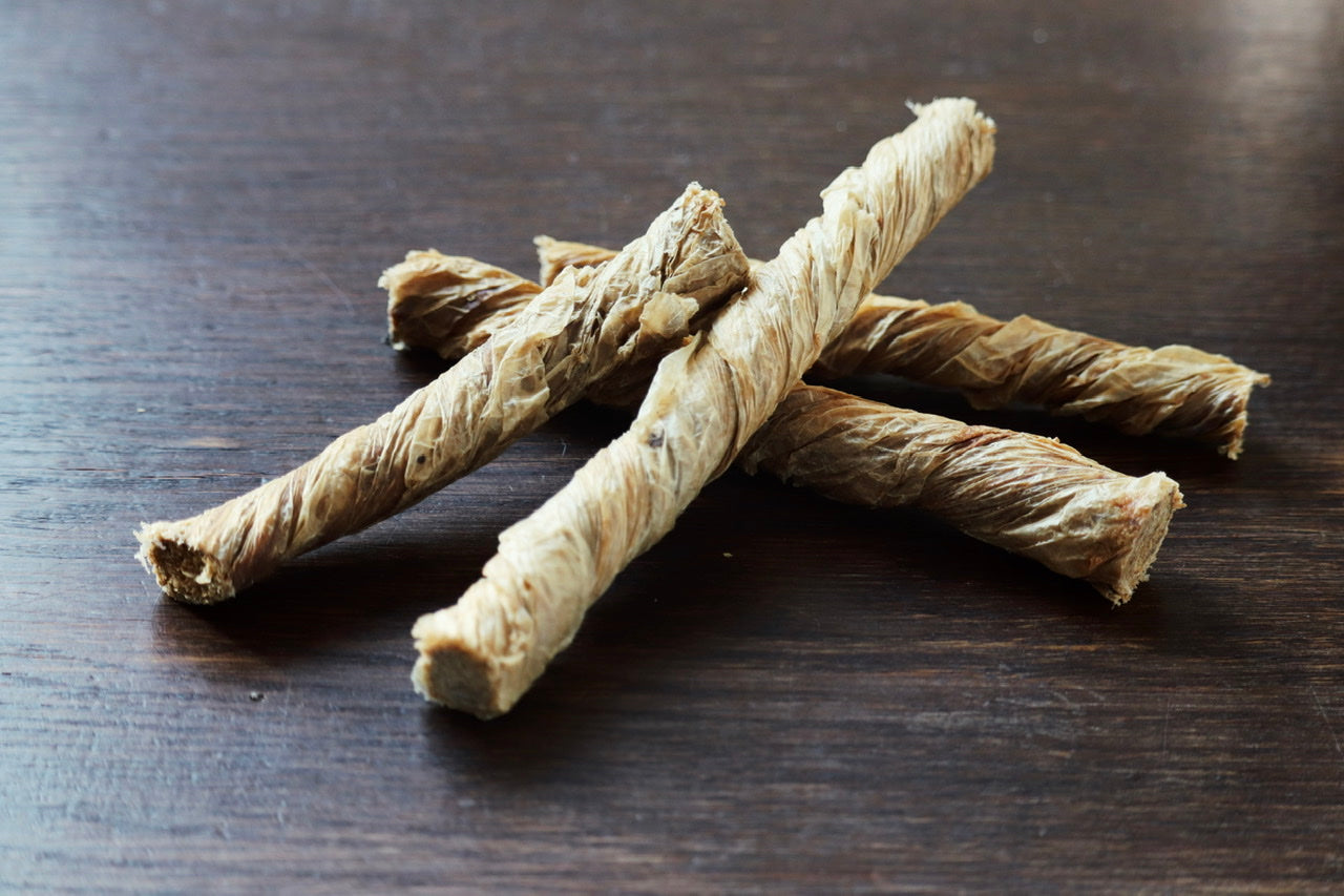 gedrehte Kälberblasen - ein toller, weicher Snack für kleinere und ältere Hunde